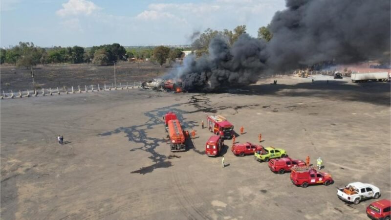 Corpo de Bombeiros combate incêndio em carretas em posto de combustível