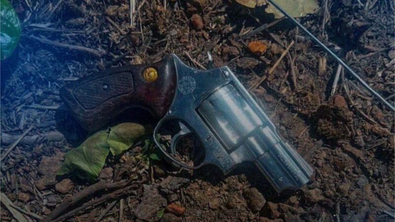 Força Tática apreende arma de fogo com foragido da Justiça em Barra do Garças