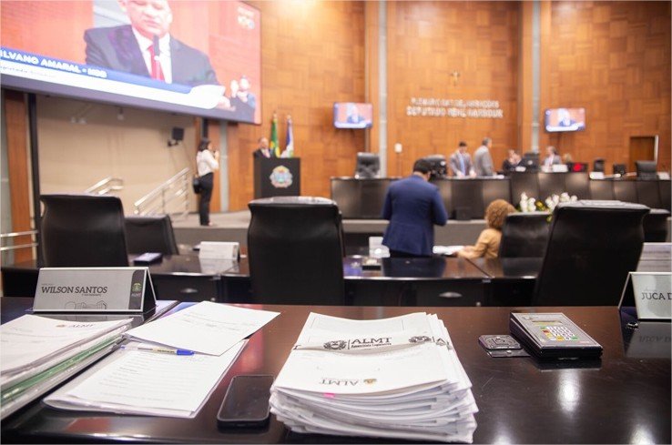 Deputados formam maioria e aprovam reajuste salarial para servidores do TJ