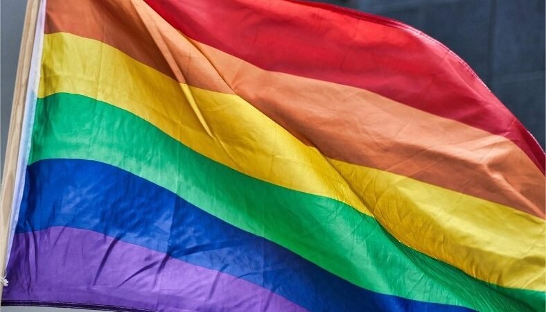 Câmara vota projeto que prevê multa de R$ 50 mil por uso de símbolos cristãos em atos LGBTQIA+