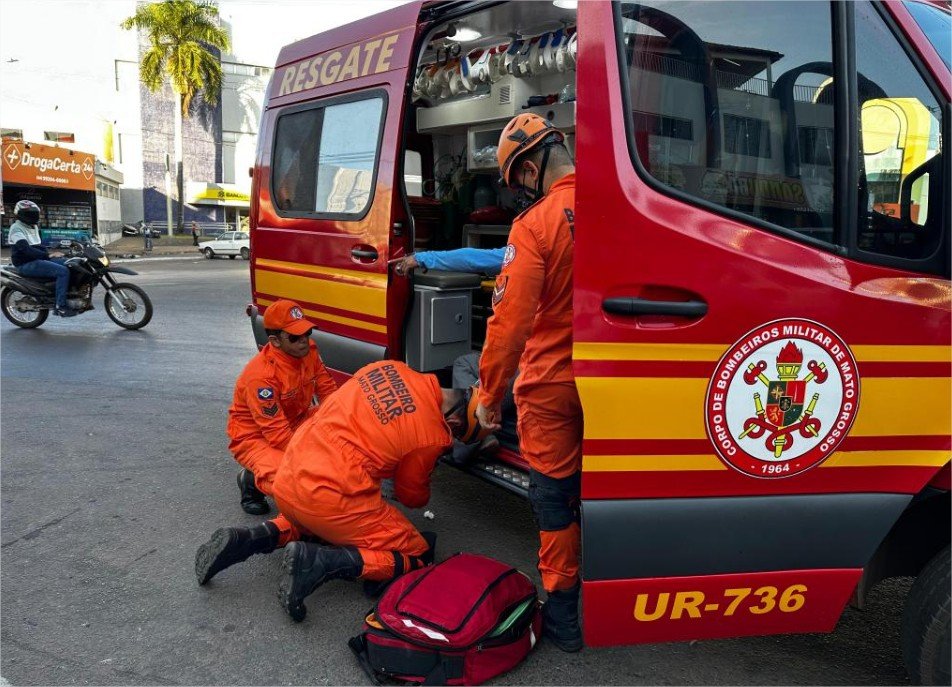 Corpo de Bombeiros socorre criança atropelada por caminhão