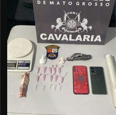 Cavalaria da PM conduz dois faccionados e apreende porções de drogas em Nova Mutum