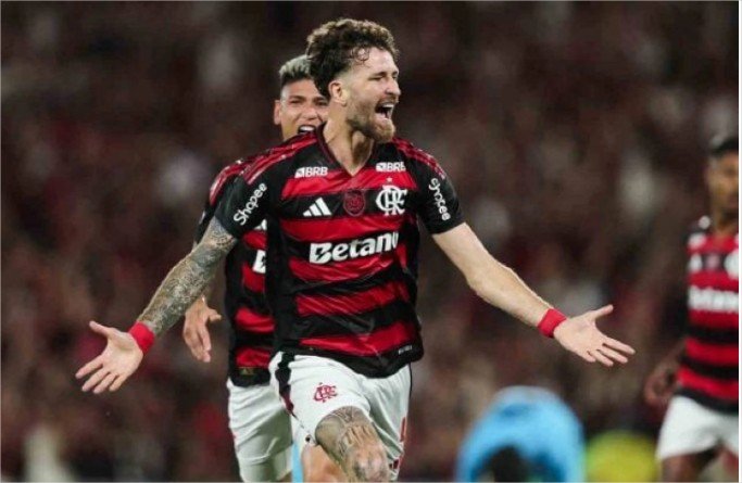 Flamengo leva susto no fim, mas vence o Santos e persegue o líder Palmeiras