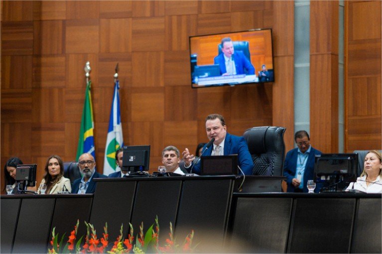 Max Russi homenageia profissionais que atuam no desenvolvimento e o cuidado com a população