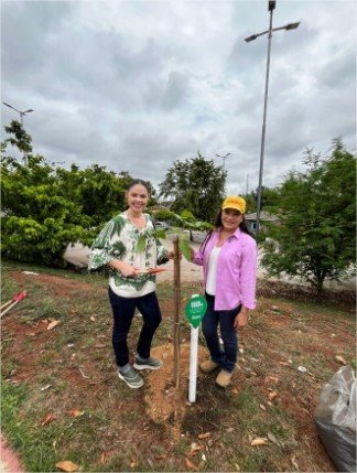 Vereadora Michelly Alencar planta Ipê-rosa no bairro Pedregal em ação do projeto Rede Verde