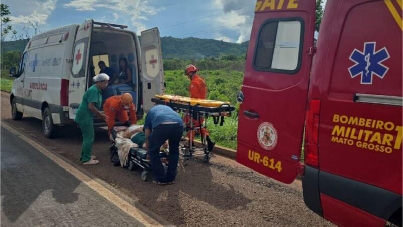 Corpo de Bombeiros presta primeiros socorros a idosa que ficou ferida após capotamento de carro