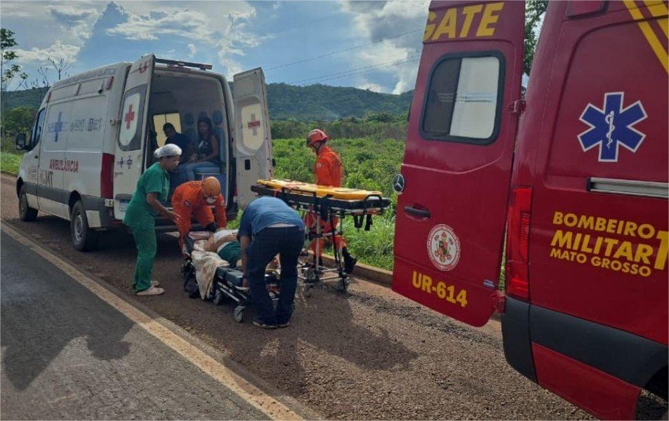 Corpo de Bombeiros presta primeiros socorros a idosa que ficou ferida após capotamento de carro