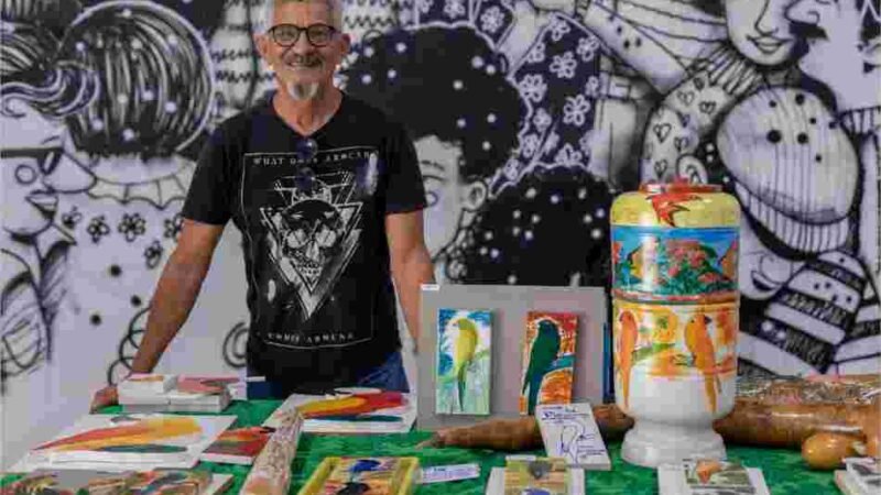 Artista plástico ressignifica materiais destinados ao lixo