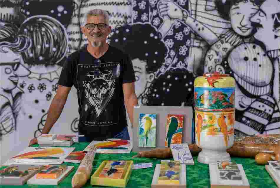 Artista plástico ressignifica materiais destinados ao lixo
