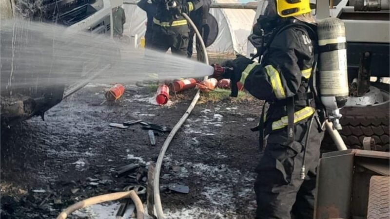 Corpo de Bombeiros combate incêndio que atingiu veículos em pátio de construtora