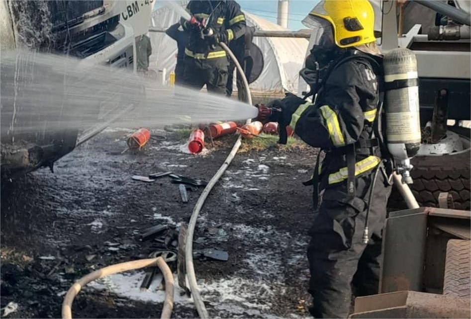 Corpo de Bombeiros combate incêndio que atingiu veículos em pátio de construtora