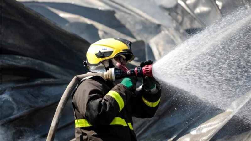 Corpo de Bombeiros combate incêndio de grandes proporções em algodoeira