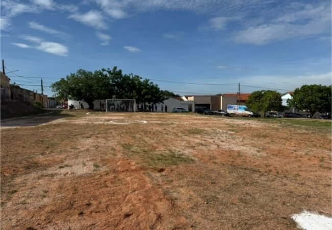 Paula Calil e equipe promovem revitalização de campo de futebol no Altos do Coxipó