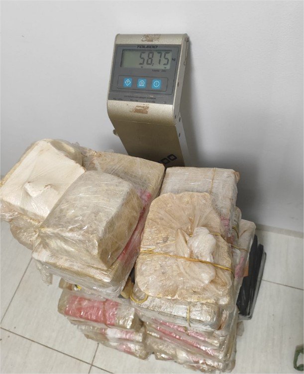Polícia Militar apreende 58 kg de drogas e prende foragido em Primavera do Leste