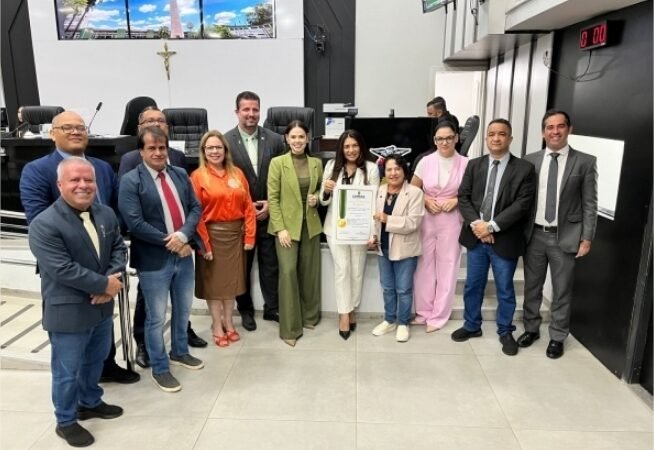 Baixinha Giraldelli concede homenagens durante solenidade na Câmara