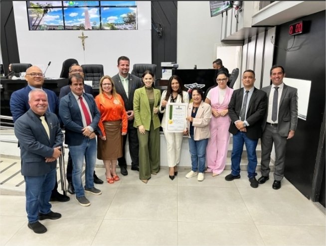 Baixinha Giraldelli concede homenagens durante solenidade na Câmara