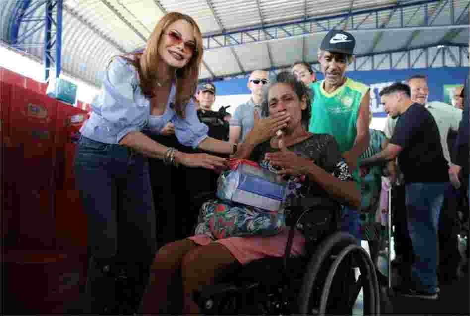 Primeira-dama de MT e Setasc entregam cestas natalinas em Cuiabá: “Faz a gente sentir que ainda importa”, afirma beneficiário