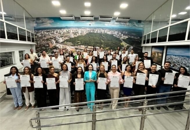 Maysa Leão homenageia profissionais da beleza em sessão solene