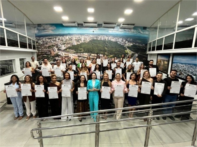 Maysa Leão homenageia profissionais da beleza em sessão solene