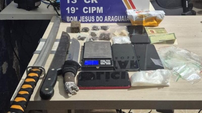 Polícia Militar detém quadrilha por tráfico e localiza drogas escondidas no forro do teto