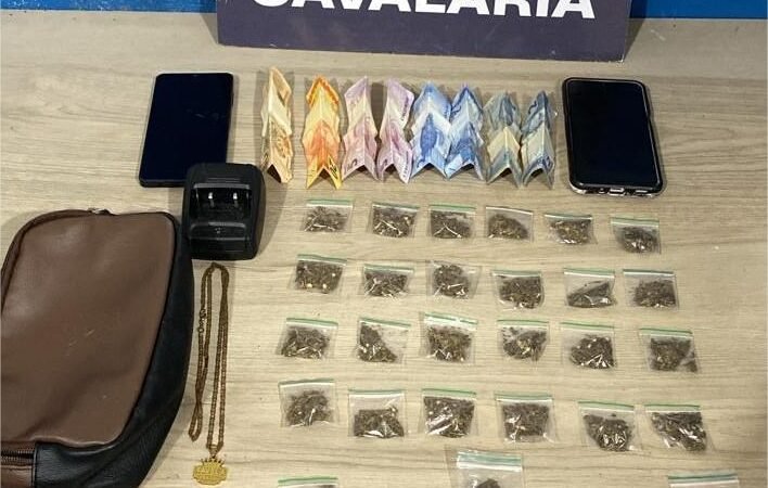 Cavalaria da PM prende dois faccionados por tráfico de drogas, apreende entorpecentes e recupera moto furtada