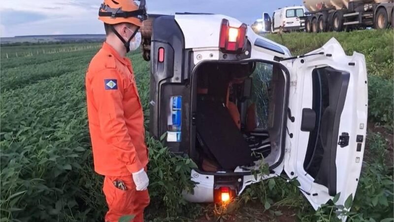 Bombeiros militares resgatam vítimas que ficaram presas em carro após capotamento em rodovia