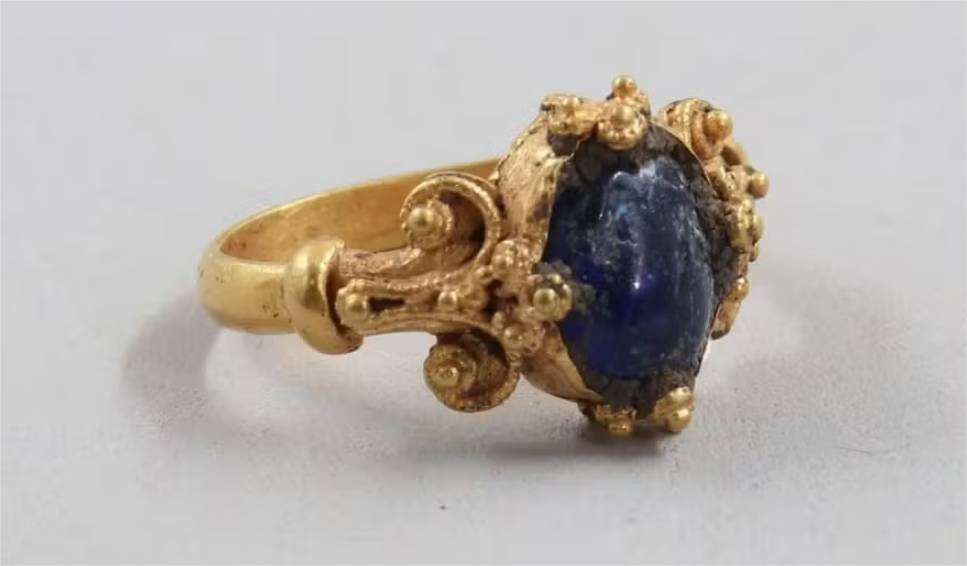 Anel medieval de ouro impecável é descoberto em Tønsberg, na Noruega