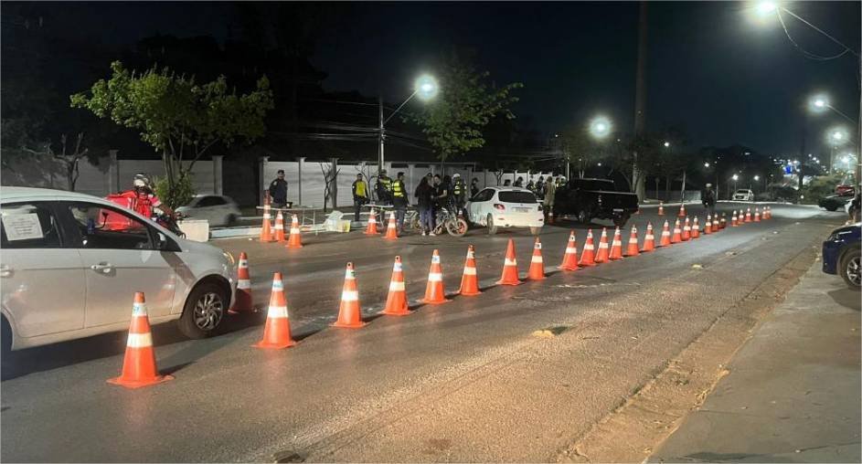 Operação Lei Seca em avenida de Cuiabá resulta em 10 motoristas presos