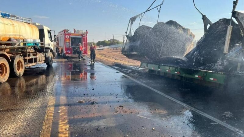 Corpo de Bombeiros combate incêndio em carga de pluma de algodão em carreta
