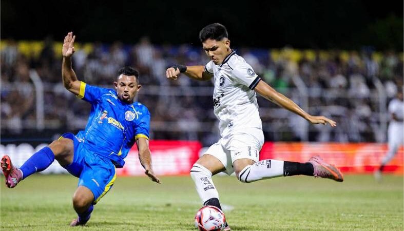 Com um a menos, Botafogo perde forças e cai para o Sampaio