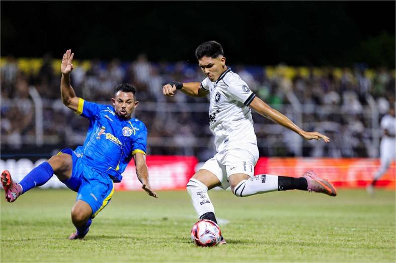 Com um a menos, Botafogo perde forças e cai para o Sampaio