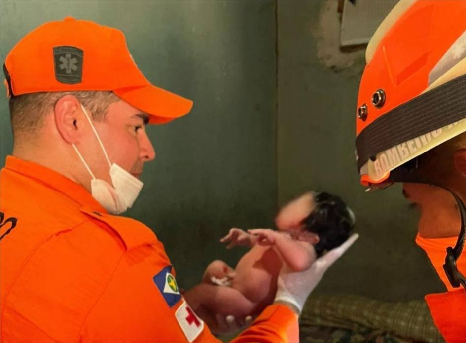 Bombeiros militares prestam atendimento a recém-nascido após parto em residência