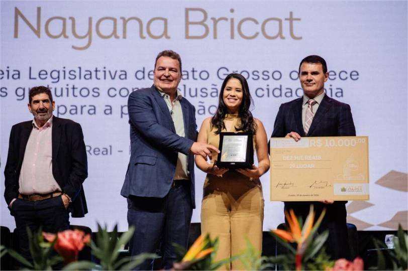 Presidente Max Russi entrega prêmios do 1º Troféu Parlamento de Jornalismo
