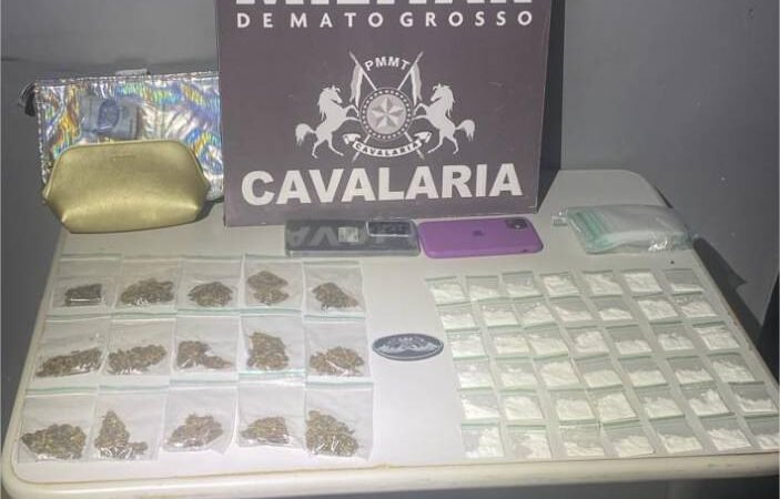 Cavalaria da PM prende dupla por tráfico de drogas e apreende 57 porções de entorpecentes