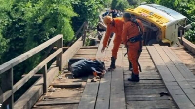 Bombeiros militares prestam socorro a motorista após ponte ceder e caminhão cair em rio
