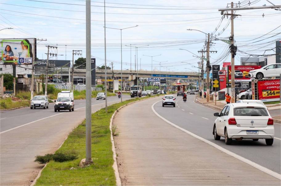 Avenida da FEB terá quatro semáforos com botoeira para travessias seguras, reforça  prefeita