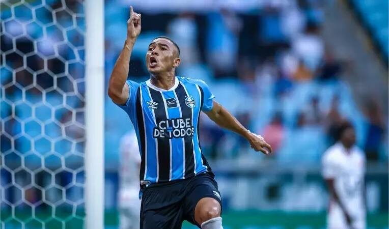 Com show de Carlos Vinicius, Grêmio atropela São Luiz com presença da torcida na Arena