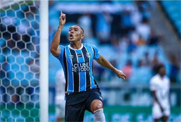 Com show de Carlos Vinicius, Grêmio atropela São Luiz com presença da torcida na Arena