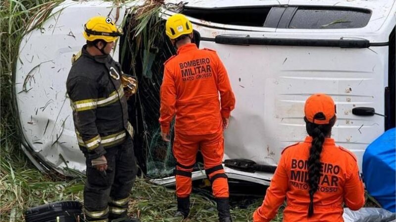 Corpo de Bombeiros socorre vítima de capotamento na BR-163