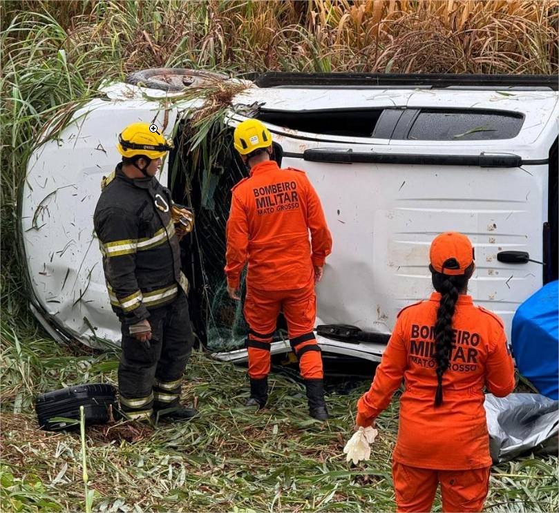 Corpo de Bombeiros socorre vítima de capotamento na BR-163
