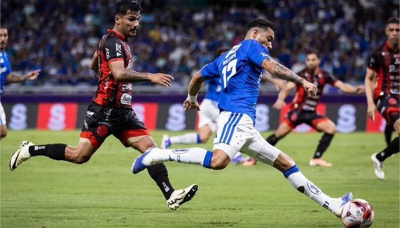 Cruzeiro faz gol no último lance, vence o Pouso Alegre e vai à final do Mineiro