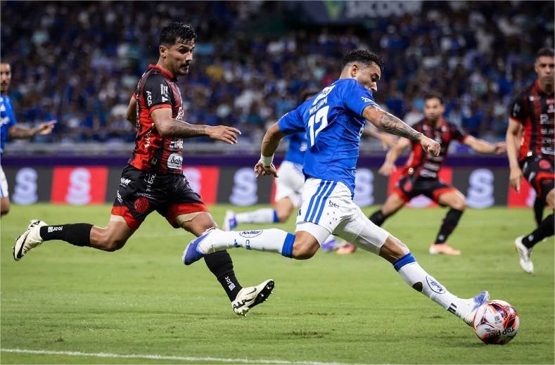 Cruzeiro faz gol no último lance, vence o Pouso Alegre e vai à final do Mineiro