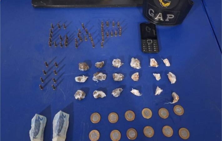 PM prende idoso membro de facção criminosa com munições e drogas