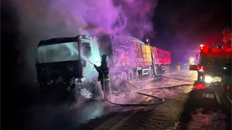 Corpo de Bombeiros combate incêndio em carreta carregada com soja
