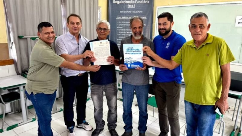 Wilson Santos entrega títulos definitivos de imóveis a moradores do Pedra 90