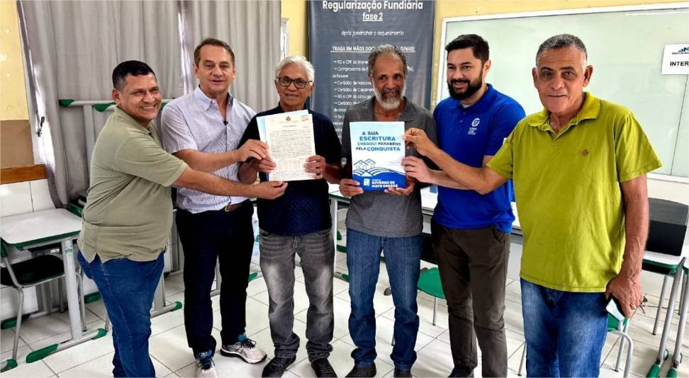 Wilson Santos entrega títulos definitivos de imóveis a moradores do Pedra 90