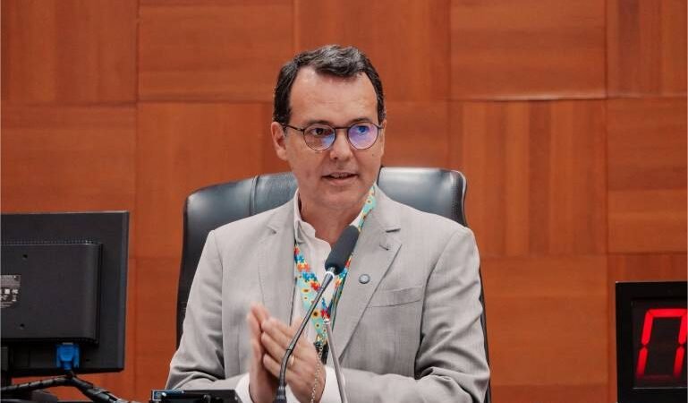 Lúdio cobra e secretário promete contratar mais de 600 professores para alunos com deficiência nesta semana