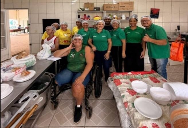 Equipe do vereador Ilde Taques produz marmitas em favor de associação
