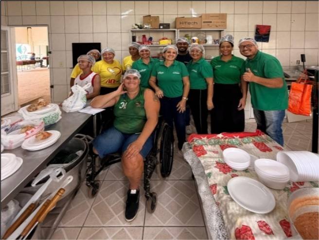 Equipe do vereador Ilde Taques produz marmitas em favor de associação
