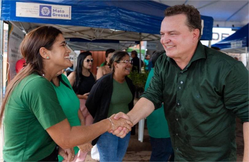 Max Russi acompanha assinaturas de convênios e entregas na região sul